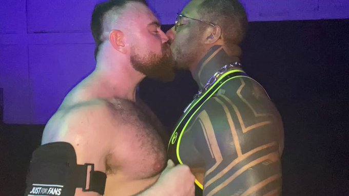 Kissing @PJKnoxXX at @darklandsfest 2024 https://t.co/ZnyTA5vHYE