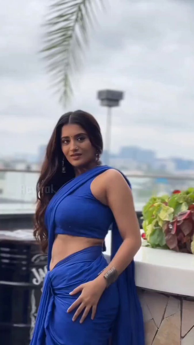 Gp-dV6WQJrYEmBIT?format=jpg&name=medium