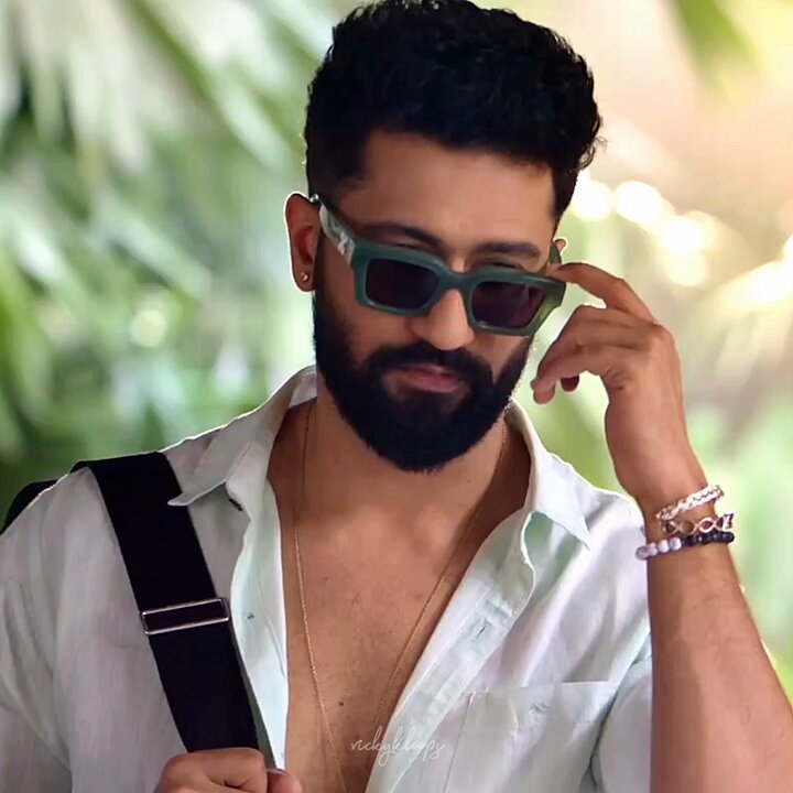 🍂 on X: "vicky kaushal in bad newz is giving proper bollywood hero vibe *_* https://t.co/OuQwxxL61d" / X
