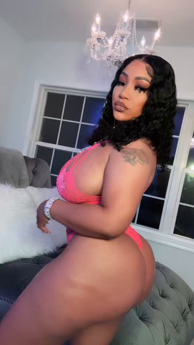 I&rsquo;m live right now on onlyfans so subscribe now 💦💦💦💦💦 https://t.co/QmGCZgNS11