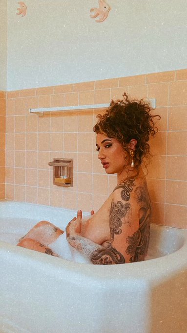 Meet me in the tub? https://t.co/ymjSDduB0f
