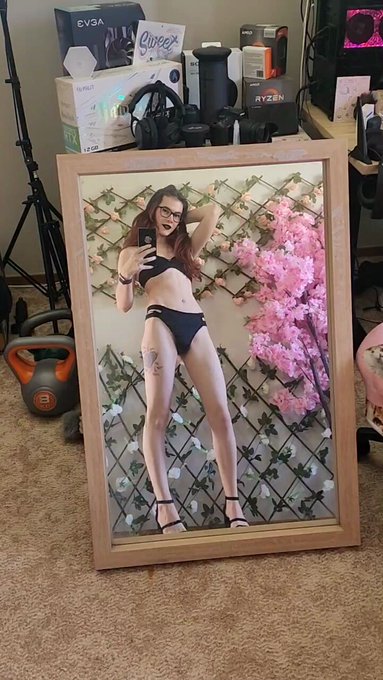 I'm so smol and thin 😅 https://t.co/pXy52MAf9d