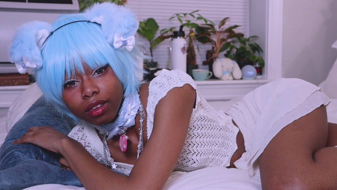 What's a bored puppy to do? ?? Full length video up now on my sites! https://t.co/dWYuMu54Tj