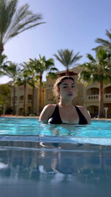 you see me in the pool, wyd? 👀 https://t.co/pzKEuqMwP4