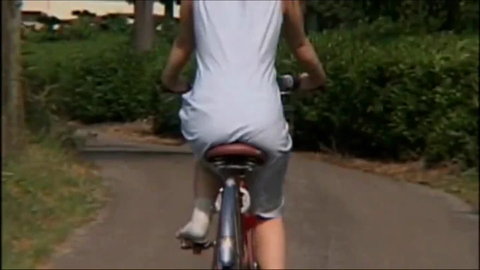 男は駆けだしていた。 目の前を通過した自転車の女。 爽やかな女の匂い…男の欲情はかき乱されていた。 全力で逃げる。女。 道なき道。追う方も追われる方も必死だった…。 茂みを掻き分けると開けた場所に出た。 男の前に立つのは、追われていたはずの女。 その目は覚悟を決めた目立った。 そして…。