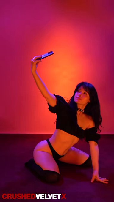 professional selfie taker on set w/ @x_crushed https://t.co/I9CCIUaWr1