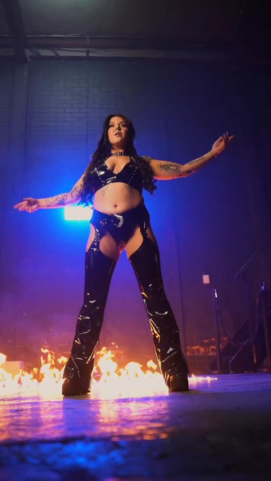 𝔦𝔫𝔣𝔢𝔯𝔫𝔬, 𝔤𝔯𝔬𝔴𝔦𝔫𝔤  𝔱𝔥𝔢 𝔥𝔬𝔲𝔰𝔢 𝔶𝔬𝔲 𝔟𝔲𝔦𝔩𝔱 𝔦𝔰 𝔟𝔲𝔯𝔫𝔦𝔫𝔤 https://t.co/q4tE0TZGrR