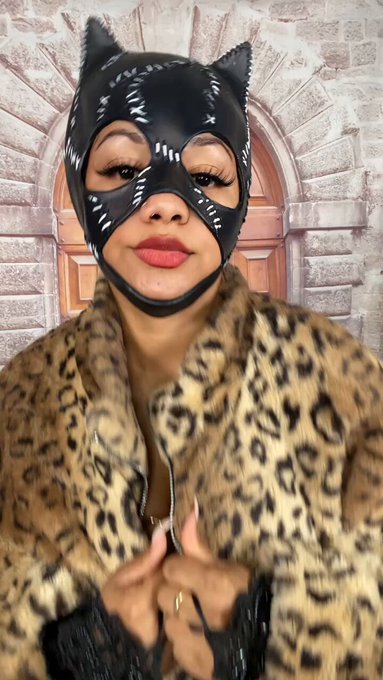 Yes a Queen 👑 #Catwoman https://t.co/01yNYvTNMf<a href="/tag/catwoman"class="tags">#Catwoman</a>