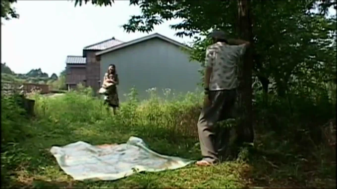 まだ陽の高い午後陽。 女は木陰に向かっていた。 向かった先に待ってたのは男。 どこか恥ずかしげで、しかし嬉しさが隠し切れない眼差しの女。 地面にはシートが敷かれており、ひと時のランチを楽しむのだろう…。 数秒後、それは間違っていたことに気付く。 彼等は激しく舌を絡ませ始める。 そして…