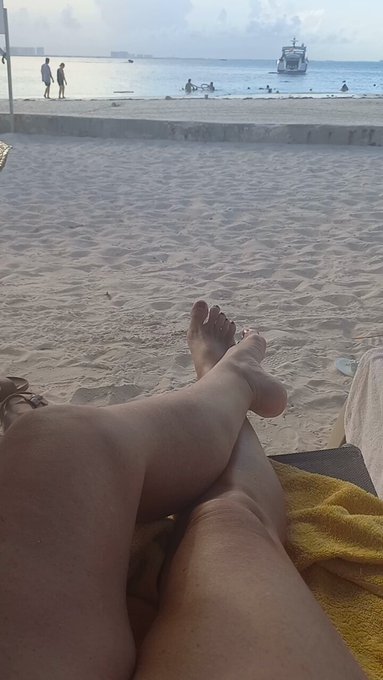 Life in the tropics... https://t.co/pYejH3DwNv