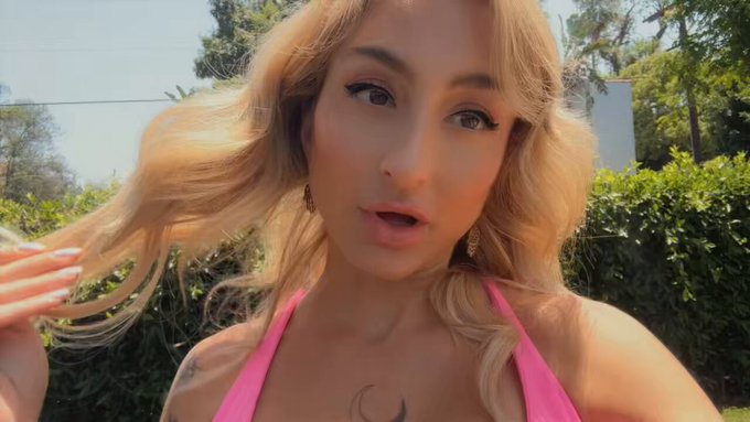 Have you ever wanted to know what it&rsquo;s like to workout with a yoga girl one on one 😏💖 I don&rsquo;t think @GymHookupsPOV