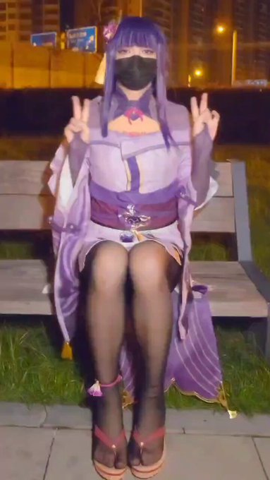 ❤️新作上线 | LUMI_039❤️ 这次是雷电将军cos露出~立交桥里面的小公园里竟有这样好的营业场所，虽然衣服和长发很不方便，但户外发骚的感觉真的超级爽！M字开腿坐在长椅上，一手捏着乳头一手套弄着牛牛🥵伴随着套弄速度加快，全身像触电一般抽搐，粘稠的白浆便喷涌而出🥵不知道这一切会不会被别人看见呢<a href="/tag/cosplay"class="tags"><span>#cosplay</span></a><a href="/tag/sissy"class="tags"><span>#sissy</span></a><a href="/tag/crossdress"class="tags"><span>#crossdress</span></a><a href="/tag/r18"class="tags"><span>#r18</span></a><a href="/tag/%E7%94%B7%E3%81%AE%E5%A8%98"class="tags"><span>#男の娘</span></a><a href="/tag/%E9%9C%B2%E5%87%BA"class="tags"><span>#露出</span></a><a href="/tag/%E4%BC%AA%E5%A8%98"class="tags"><span>#伪娘</span></a>