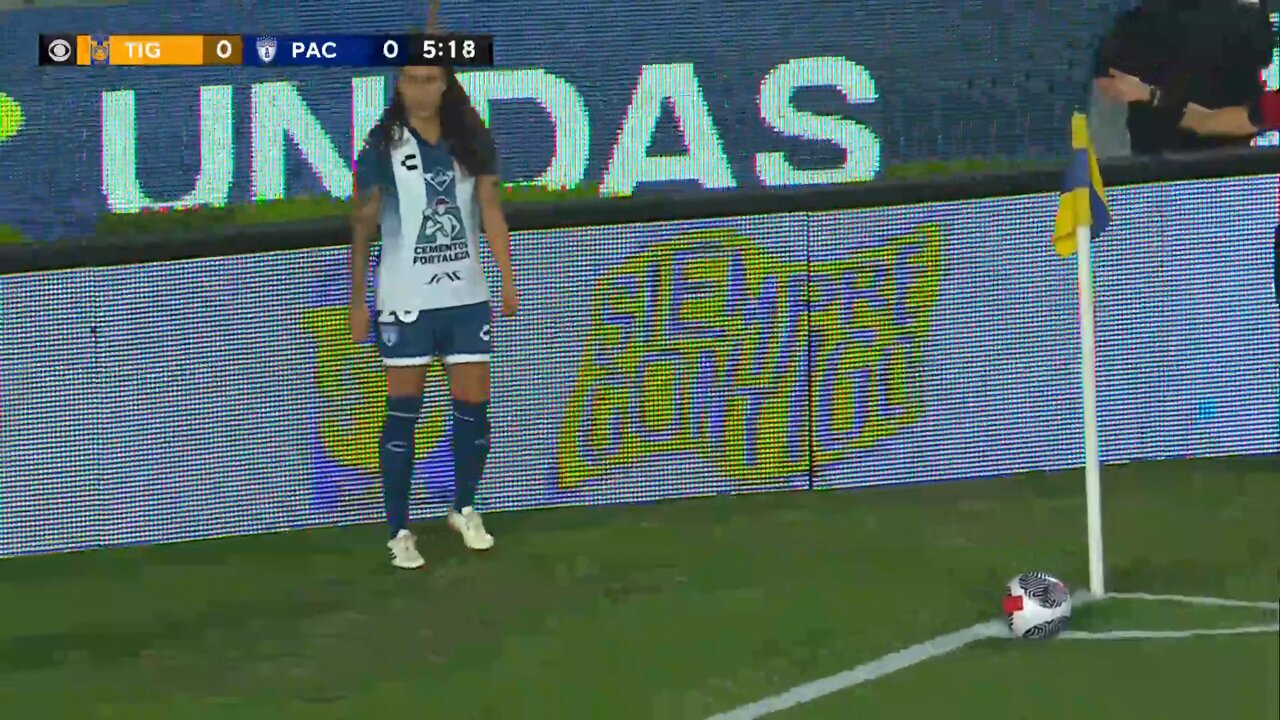 Cercaaaaaa 😱.Andrea Pereira con un cabezazo que pasa muy cerca del arco.5' Tigres 0-0 Pachuca