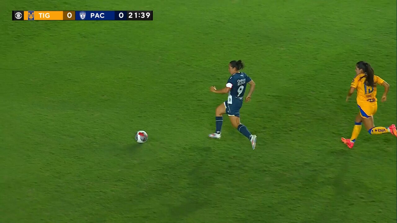 El primero 🔥.Charlyn Corral anota el primer gol mexicano de la Summer Cup con esta buena definición.   21' Tigres 0-1 Pachuca