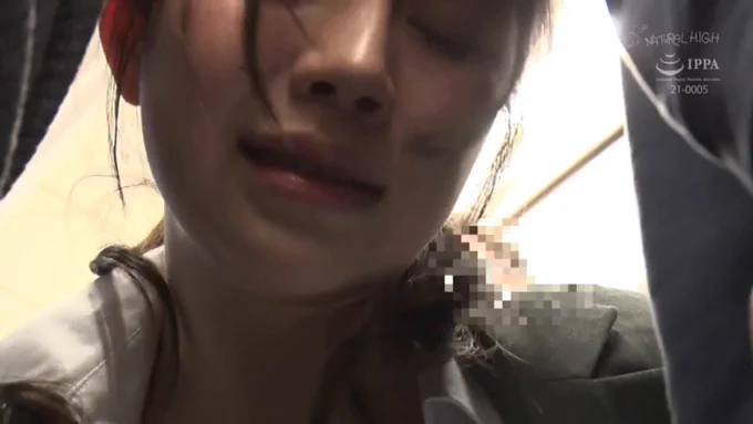 満員電車の人混みに押され巨尻をチンポに擦りつけ勃起させてしまう女😝 エロ尻を触られても断る資格はない