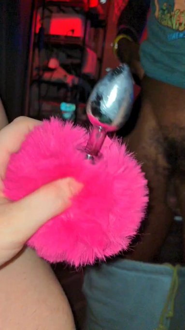 Sending full video to everyone who retweets &amp; comments below 👇   Toy lubed up ready to go ... But which