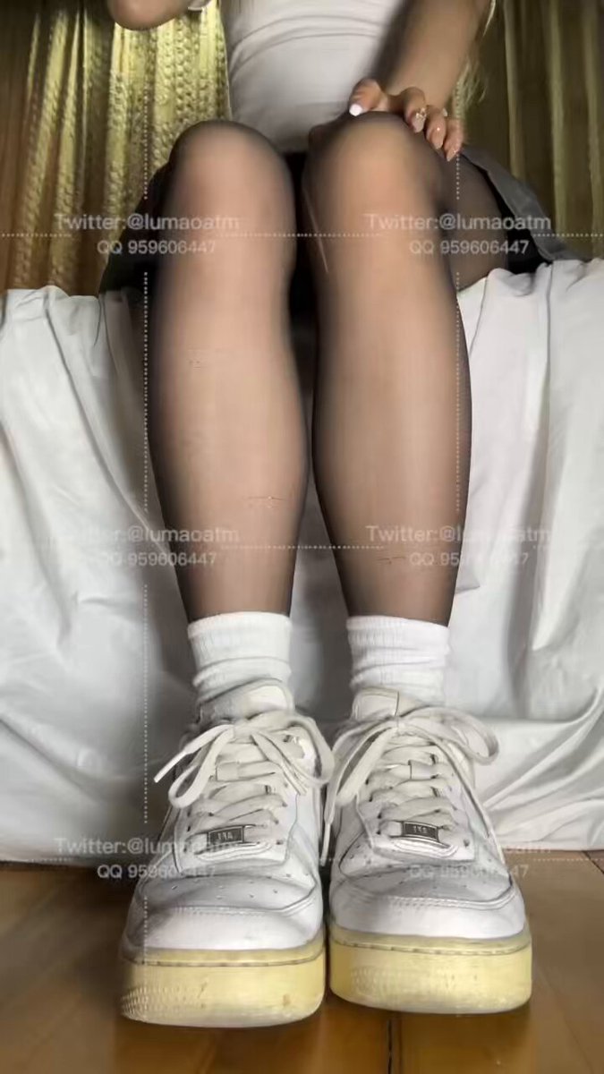 「
短视频」Jk樱桃学生S 阳痿废物的贱狗只能跪在亲妈面前,衣服脱光,被亲妈锁🔒着狗鸡巴,只能吸着亲妈刚从运动鞋里面脱下来又脏臭的白棉袜无脑发情流精的大傻逼,就这样只能看着不能撸哈哈憋死你个臭傻逼