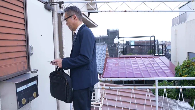 翔田千里 久りに会社を早退しての帰宅だった。 玄関の戸を開け部屋に入った。 最初に耳に入った妻の声。 もちろん普段もそうなのだが、この日は違っていた…。 コッソリと居間に近づくと、そこには全裸の妻がいた。 若い男が後ろから突き上げていた。 その度に妻の巨尻は波打ち、乳房は前後へ揺れていた。