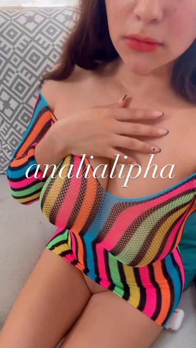 Hola mi amor mándame mensajito por onlyfans si quieres hacer una videollamada ?????
Estoy disponible