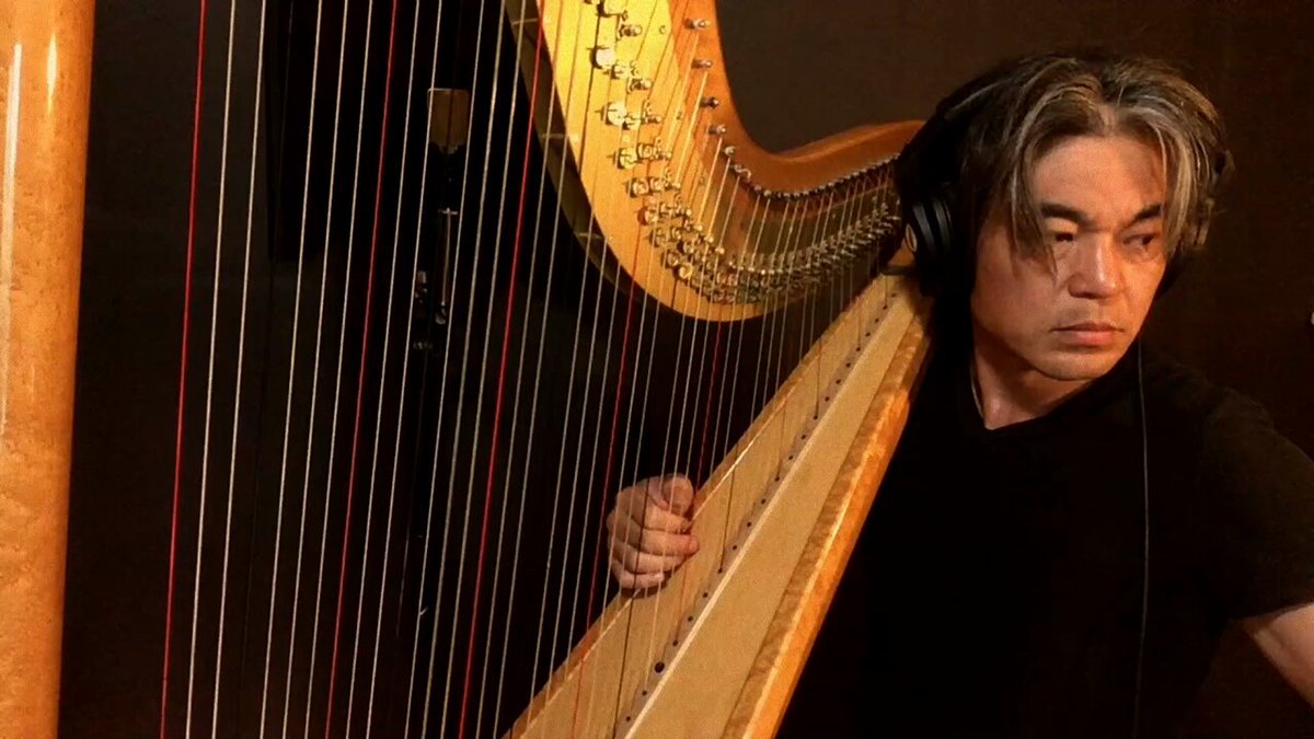 ハープを弾く人のオブジェ man-playing-harp-full-length.