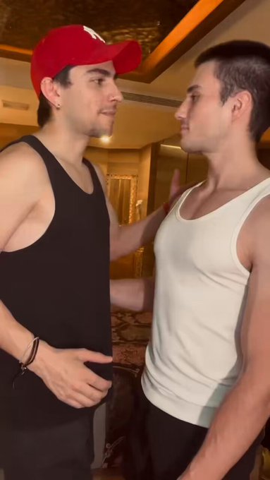 Nos pusimos calientes después del gym?
@serchbie https://t.co/HB1Khuh9Bw