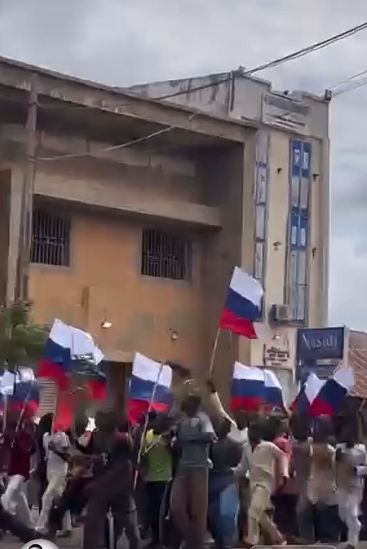 [問卦] 奈及利亞人民遊行抗議卻舉俄國旗？