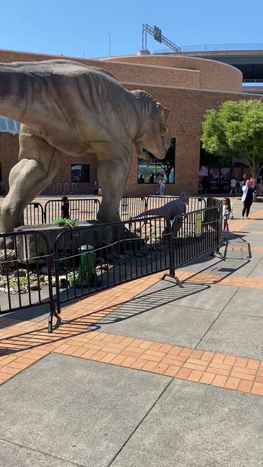 Why did they give the T-Rex a butthole ? https://t.co/DRLMJwPMNI