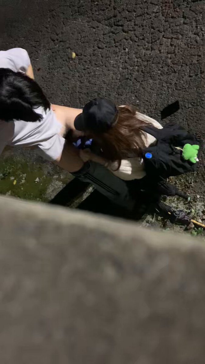 집 담벼락에서 소리가 나서 몰래 찍어본 영상 [한국야동 인기야동 최신야동 무료야동] - OnlySex