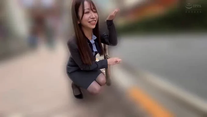 大浦真奈美 愛嬌抜群のOLさん😘 エッチな事にも興味津々・・・リモバイを仕込んで街中散歩にチャレンジするも、ビンビンに感じてしまってエロモード全開～💋