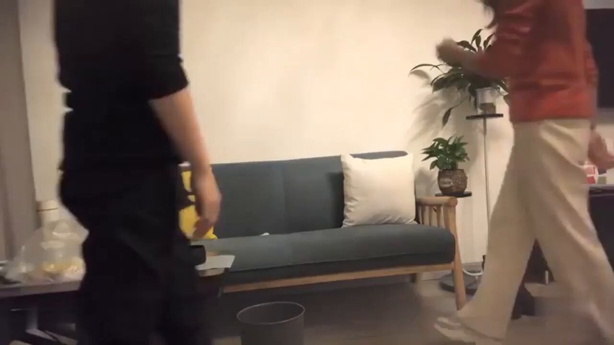 探花官方on X: 约了个熟女少妇，年龄大点但是很有气质保养的也很好，见面在沙发上就一边接吻一边隔着裤子扣他的小穴，洗完澡主动蹲下口，有点松但是水很多，干累了她主动在上面动作也很舒服，整体过程真的很爽就是把自己累坏了！  探花上门服务