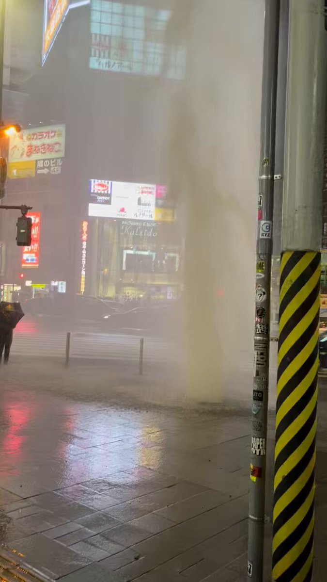 下痢ラ豪雨　自撮り無修正 ゲリラ豪雨で新宿西口大ガード交差点付近でマンホールの蓋が吹っ飛ぶ事案が発生していた「これは怖い」「蓋は40kgもあるんだが…」 - Togetter  [トゥギャッター]