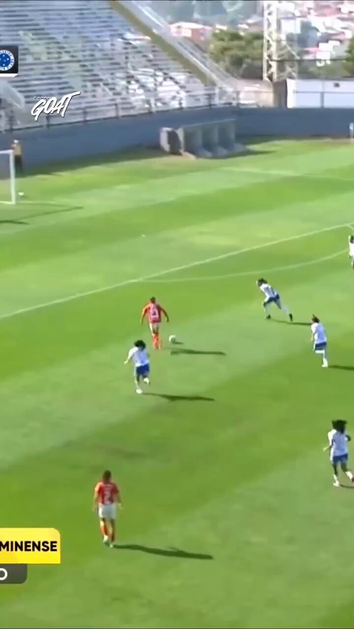 Existe golaço de pênalti? Sim! Se liga na cobrança da Thayslane que abriu o placar para o @RedBullBraga! 📹 @CanalGOATBR