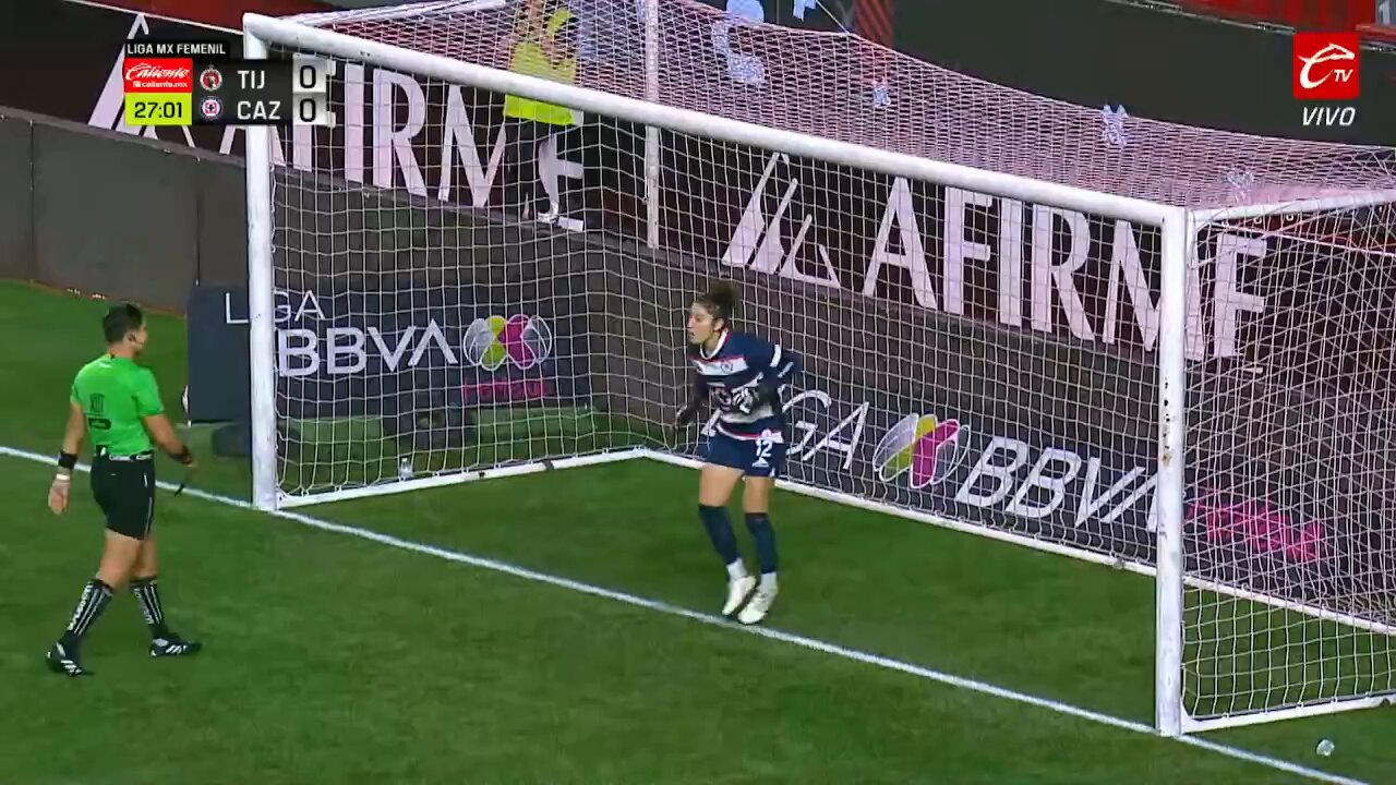 ⚽️ Potente cobro de @daniespinosa_13 para abrir el marcador a favor de @XolosFemenil 🔴⚫️#SomosDesafiantes ⚡️