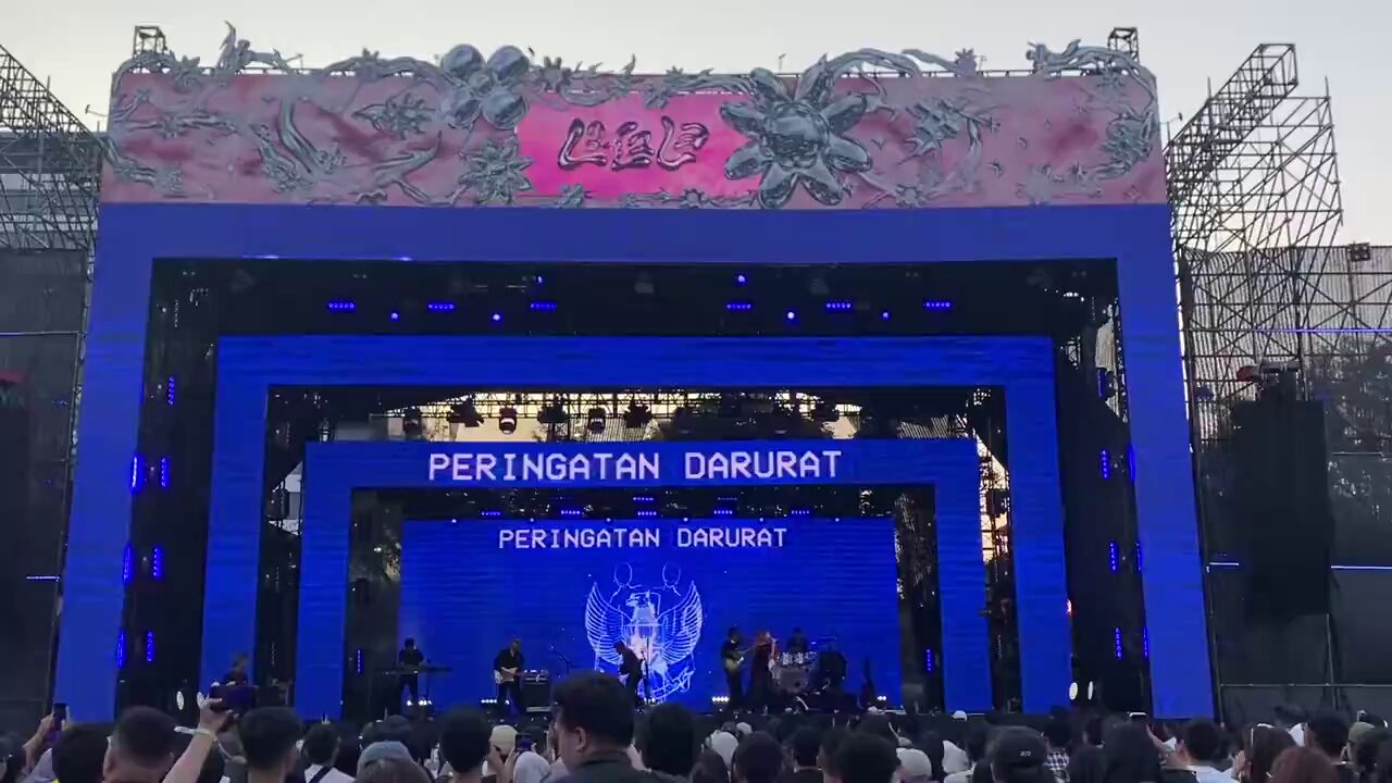 heulaaluhe on X: "🚨NADIN AMIZAH JUGA IKUT MENYUARAKAN PERINGATAN DARURAT DI KONSER NYA HARI INI✊‼️ Semua menggunakan serba hitam hitam serta menggaungkan Peringatan Darurat‼️ BATALKAN BUKAN TUNDA, KEMBALIKAN TEMAN-TEMAN KAMI‼️ #KawalPutusanMK ...