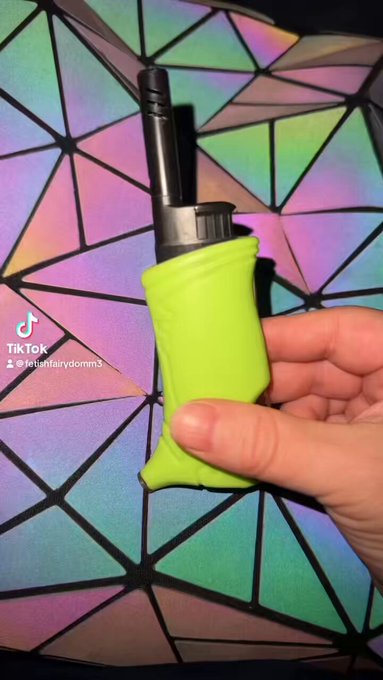 Demure, useful, handy! #stonergirl https://t.co/3QhCmPLYQT<a href="/tag/stonergirl"class="tags">#stonergirl</a>