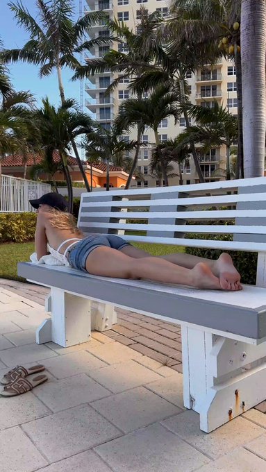 Just vibin' and relaxin'😍 https://t.co/iRwiJ5GwN8