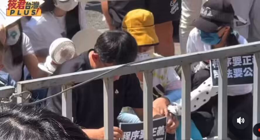 [討論] 老師有三人服侍還烙跑，不好吧