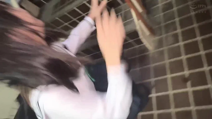 制服狩り 草 乱用😝 駅で見かけた可愛い娘2名