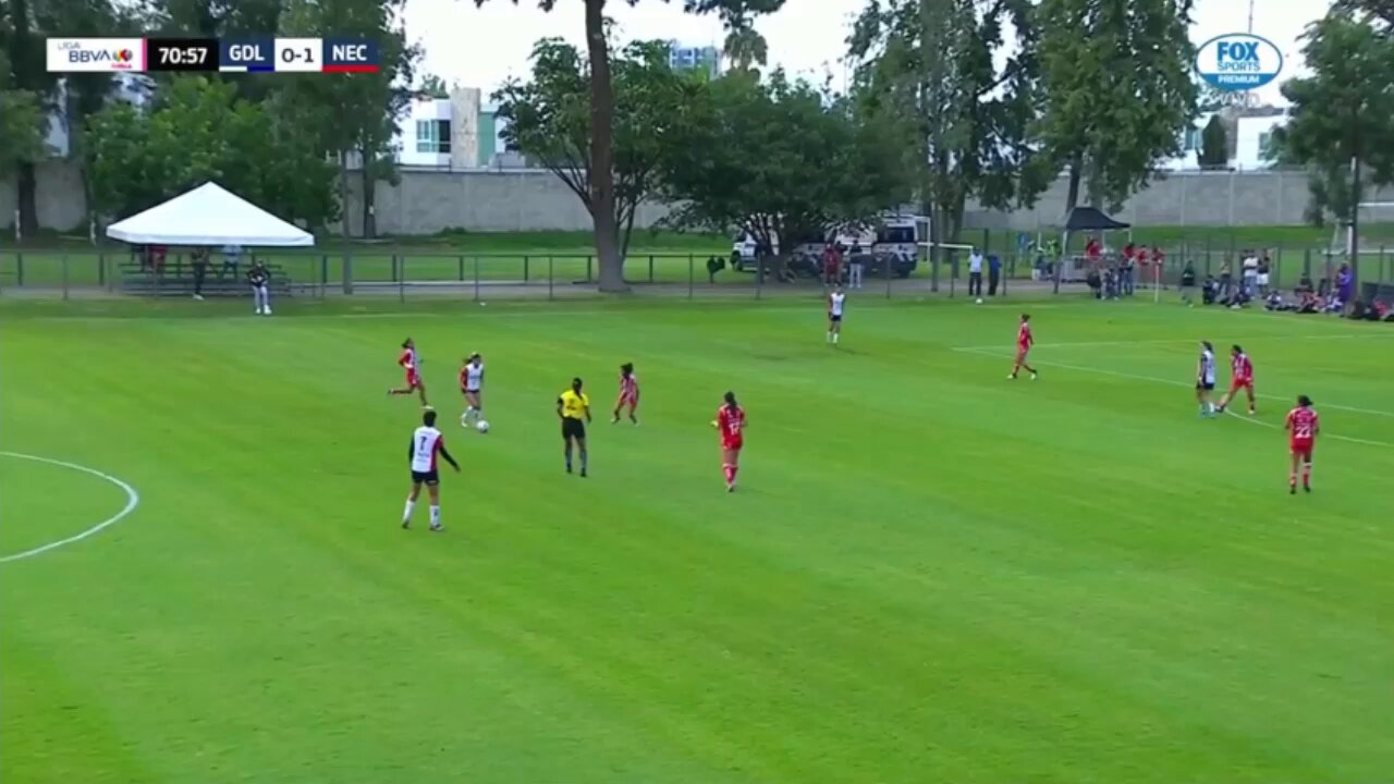 Okeeeeey, pero el golazo para estrenarse con el primer equipo de @ChivasFemenil de Amalia. 🥵🔥🧯#SomosDesafiantes⚡️