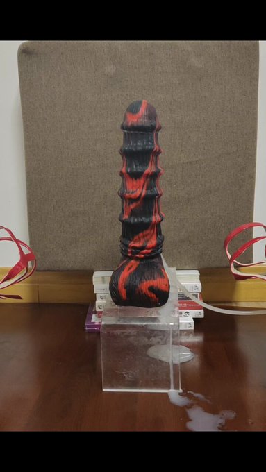 之前有过一次100次下蹲挑战，但我失败了。这次用更大的假鸡鸡，并且加上了改进的射精功能。用空压机加压可以进行更强烈的射精。还有整整一桶2000ml的精液(精液和润滑液的混合)我能完成挑战吗？(时间到了就会被灌成泡芙😨)<a href="/tag/cd"class="tags"><span>#cd</span></a><a href="/tag/crossdresser"class="tags"><span>#crossdresser</span></a><a href="/tag/sissygasm"class="tags"><span>#sissygasm</span></a>