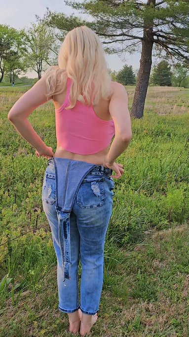 Thoughts on outdoor quickies? ? https://t.co/V7PhZw0OP6