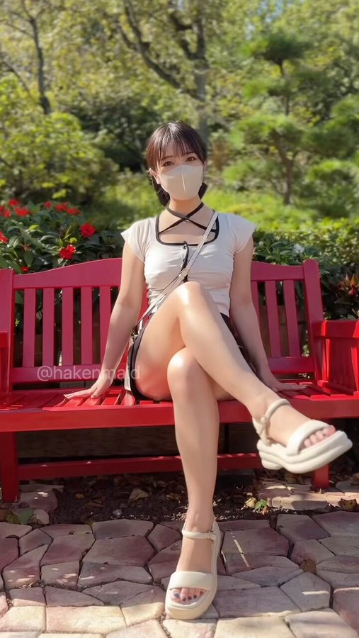 スズ【派遣メイド】のパンチラ（@hakenmaid）｜足組む女子って、あり？なし？