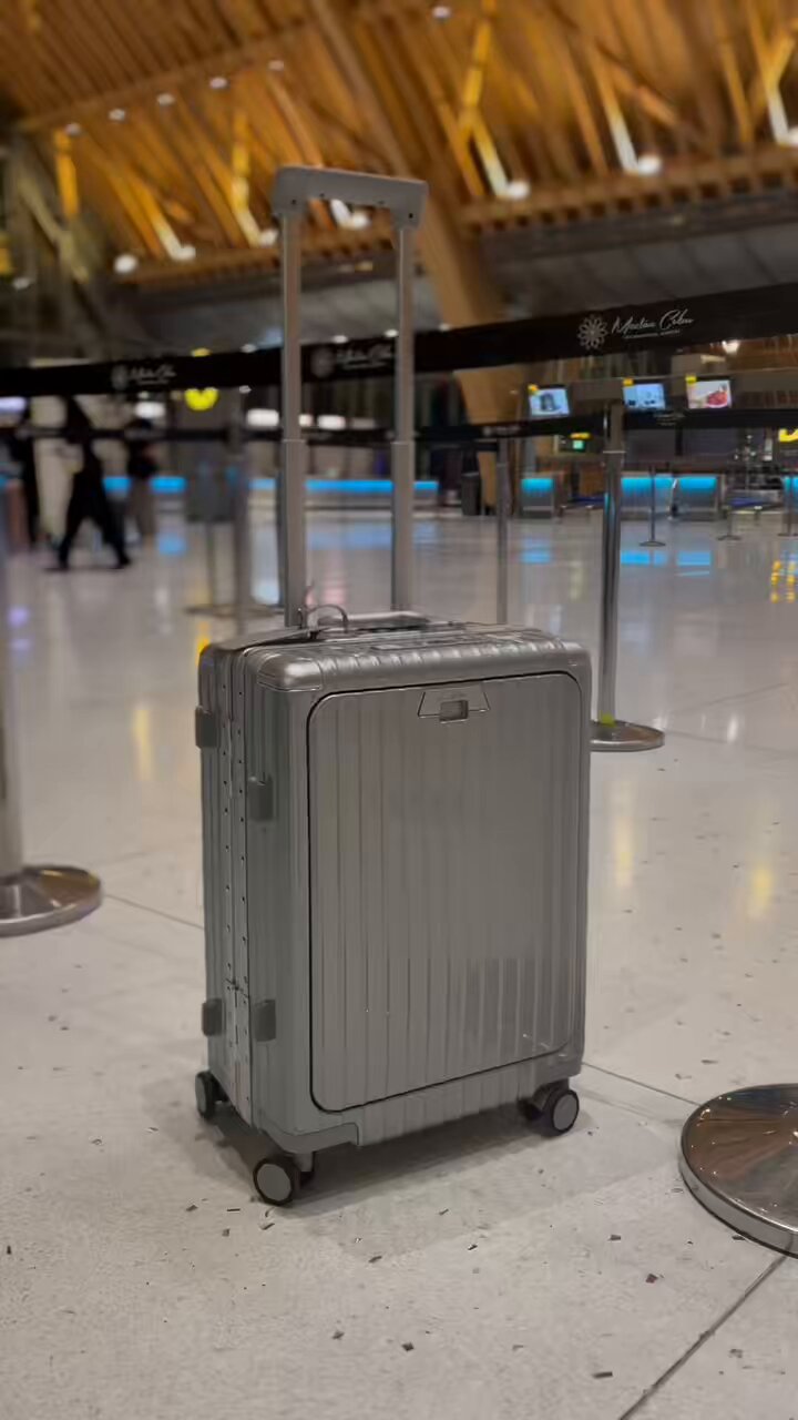 リベティ 多機能スーツケース Mサイズ 65L シルバー（スーツ