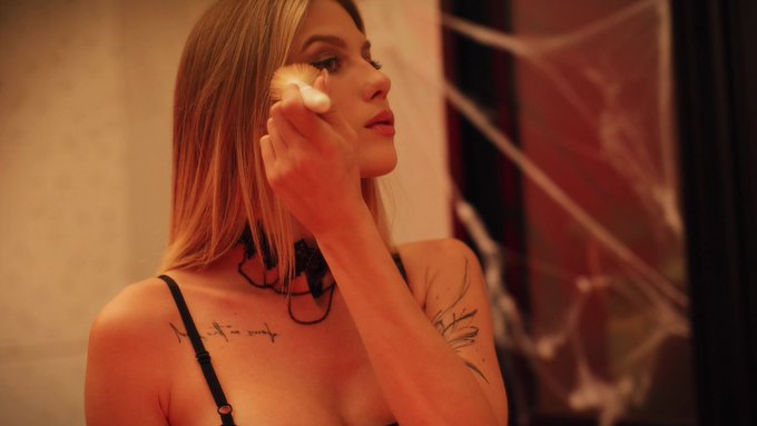 MY NEW SPECIAL HALLOWEEN VID IS ALREADY HER ? https://t.co/r18ryv8HmL

I was getting ready for a Halloween
