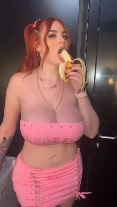 I need someone to replace this banana ? 

@venusberlinoff Day 2 with the one and only @Brazzers 

?: