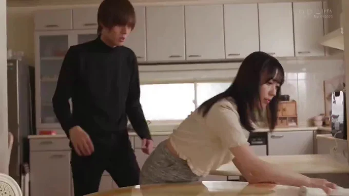 小湊よつ葉 夫の息子に性処理される人妻