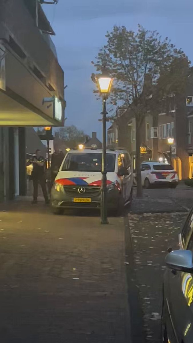 Verwarde man van het dak gered in Spakenburg