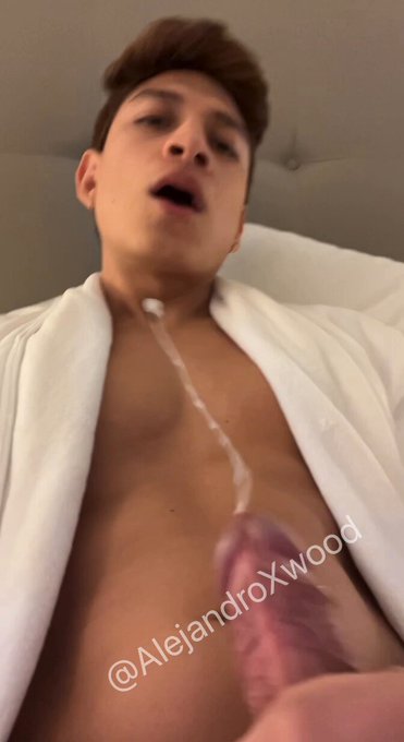 I made a mess ?. Like and rt if you want some leche ??? // https://t.co/uWDh7FOFGm

⁃10% off the next