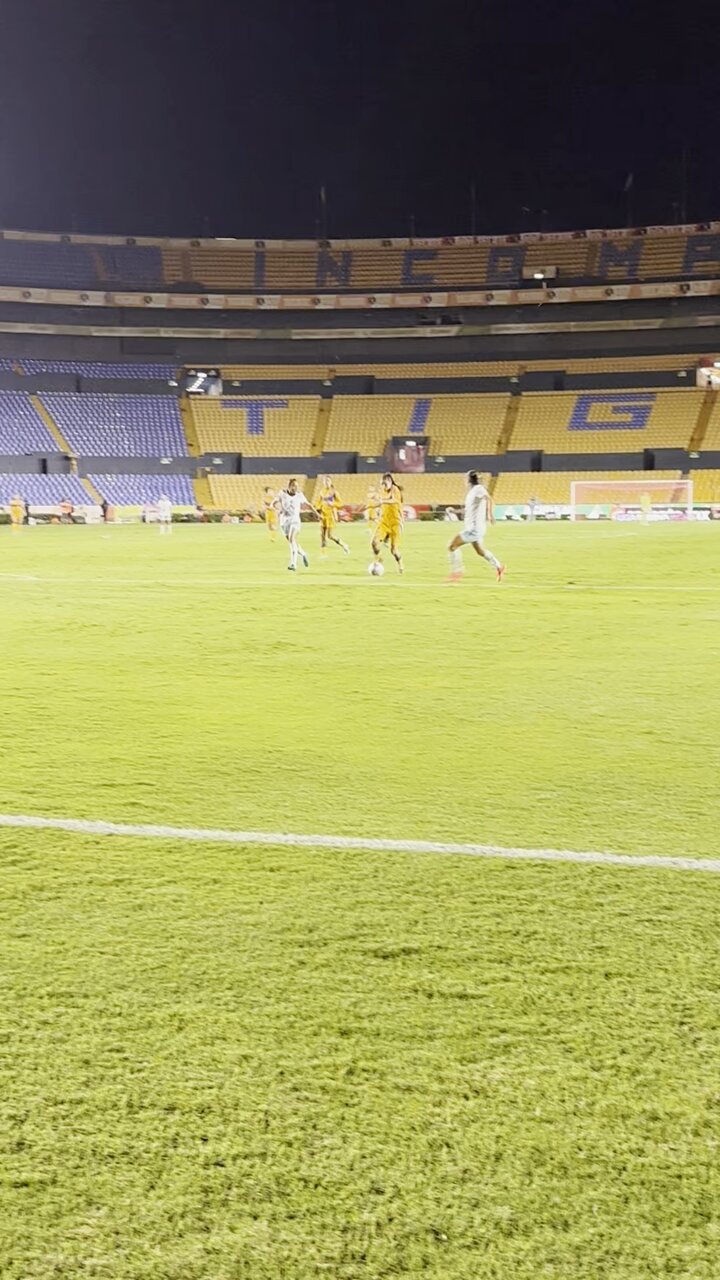 ⚽️ Por arte de magia 🪄 @lizbethovalle7 🎩 abrió el marcador en el Volcán 🌋 a favor de @TigresFemenil 🐯#SomosDesafiantes ⚡️