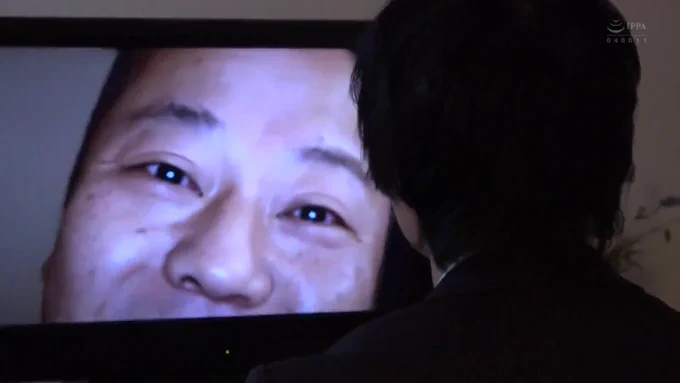 吉良りん 婚約者の失踪から数日後に自宅に届いたDVD。 何かの間違いかもしれなかったが、再生機に挿入。 そこには想像だにしない婚約者の姿。 そして、見知った顔の男達が…